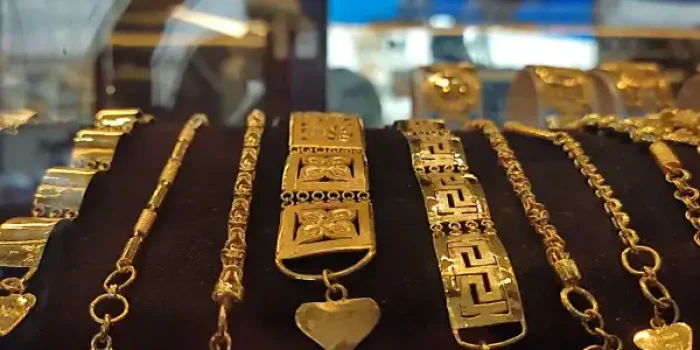 Turun Tipis Harga Emas