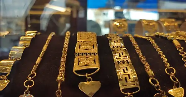 Turun Tipis Harga Emas